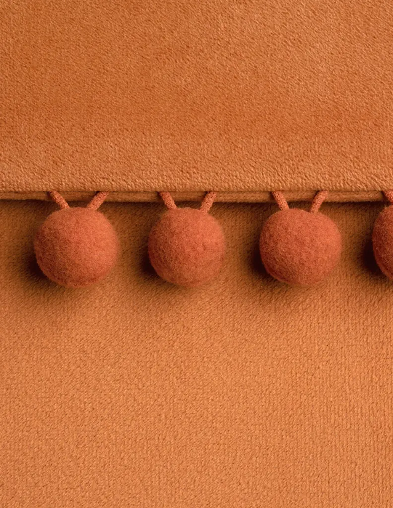 ACS_Cojin_Velvet_Pompones_Martin_03.webp
