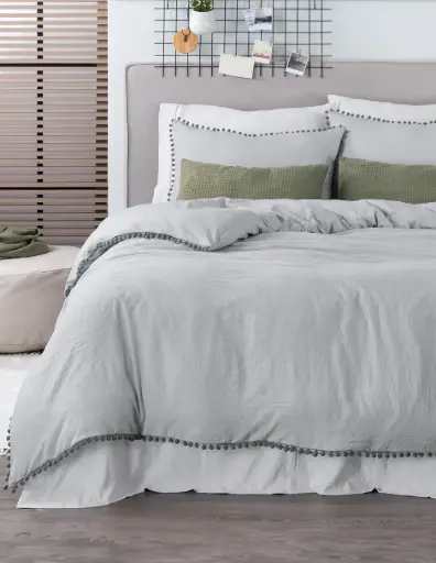 FUNDA DUVET POMPONES GRIS CLARO